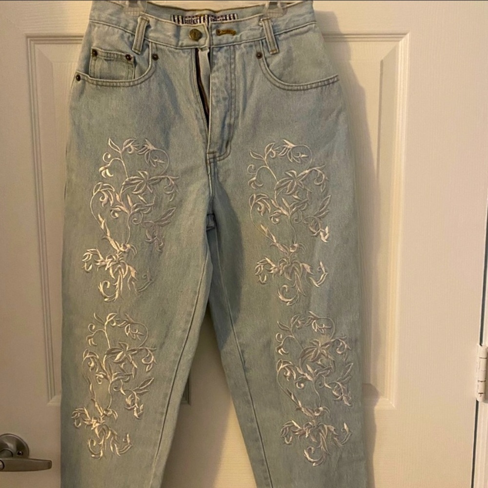 Vintage Forenza light-wash mom jeans floral southern embroidery silver denim